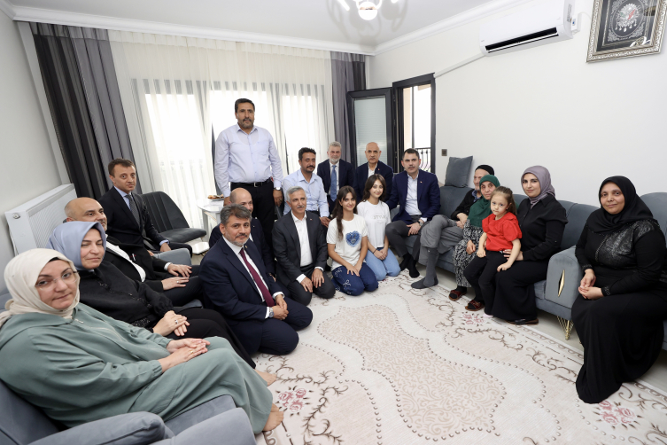 Bakan Kurum'dan depremzede aileye ziyaret